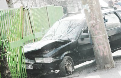Шофьорка пенсионерка се заби в стълб край Плевен и уби пътничка на 82 г. 