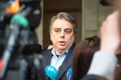 Асен Василев: Борисов не изгони програмистите, като ги прати овчари, дано и Тошко не изгони лекарите 