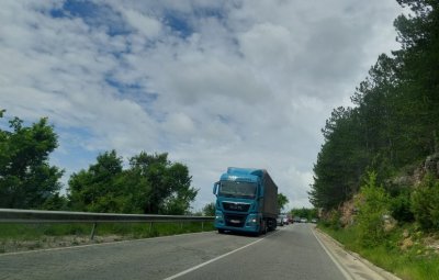 Спират тировете през прохода „Петрохан“