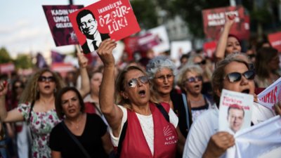 Десетки арестувани на протест в подкрепа на Екрем Имамоглу в Истанбул