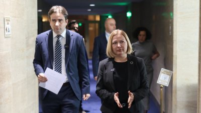 ДБ иронични: Виждаме епизод от любовния сериал между ГЕРБ и "Възраждане" 