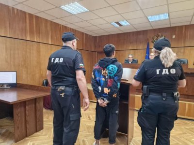 Постоянен арест за 17-годишния младеж, счупил зъбите на майка си
