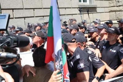 Полицай припадна на протеста срещу еврото