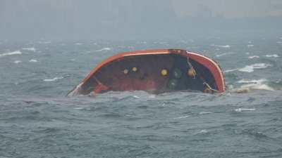 Сондажен кораб се обърна в Червено море