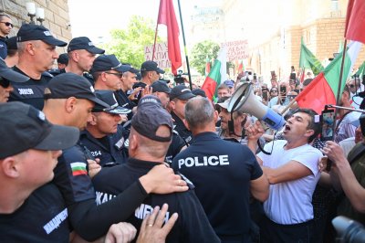 Трима полицаи са пострадали на протеста на "Възраждане" в София