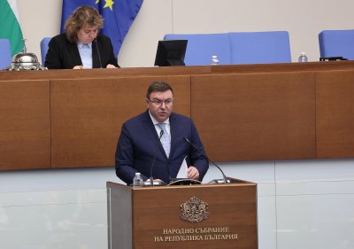 Костадин Ангелов: Най-големият знак, че кабинетът няма да падне, е подписката за еврозоната
