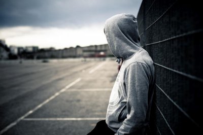 14-годишен тийнейджър счупи стъкло на врата на училище