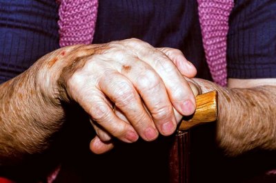 Възрастна жена е с опасност за живота след удар със стъклена бутилка