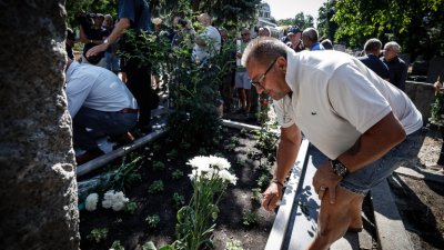Гибона се поклони и зачуди: Много малко хора имаше днес