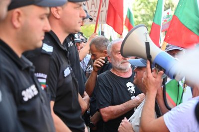 Щурм пред парламента! "Възраждане" опъват палатки