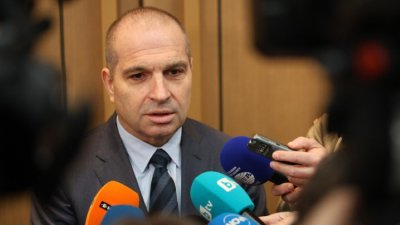 Караджов призна: Властта подарява държавните влакове на частници