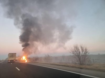 Кола се запали на магистрала „Тракия“ и предизвика пожар в нива с пшеница