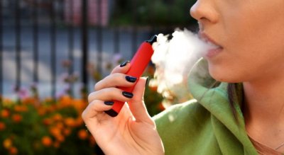 Задържаха жена в Ботевград с вейп контейнери и марихуана