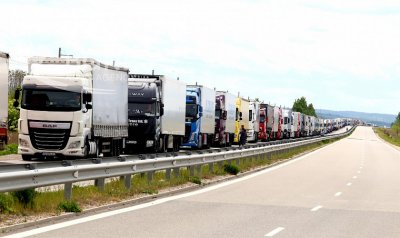 250 тира чакат на опашка на Дунав мост при Русе