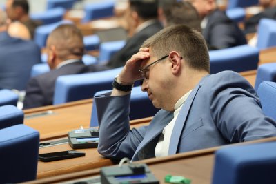 Обсъждат третия вот на недоверие срещу кабинета „Желязков”