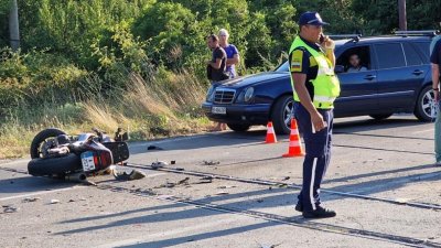 Кола отне предимство на патрулен мотор, ранен е полицай