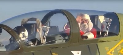 Дядо Коледа кацна с L-39 в Граф Игнатиево (ВИДЕО)