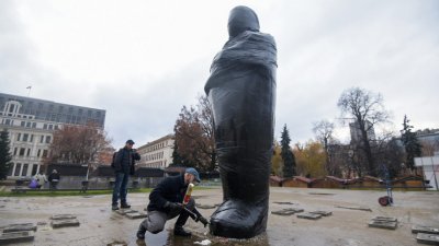 Мумия в центъра на София напомня за комунизма в нас