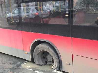Нелепо! Автобус от градския транспорт се заклещи в дупка