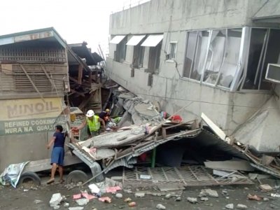 Дете загина, над 10 ранени при мощен трус във Филипините