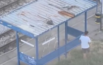 НЯМАТ СПИРАНЕ: Локали потрошиха с камъни трамвайна спирка в "Люлин" (ВИДЕО)