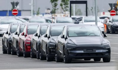 Акциите на Tesla се сринаха с над 7% след новината, че Мъск прави партия