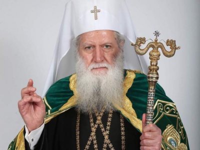 Вдигат паметник и кръщават площад на патриарх Неофит?
