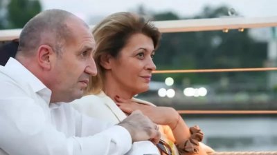 Защо Радев мълчи за еврото? С Деси се пържат в 5 звезди на Халкидики