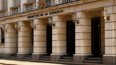 Цивилни във военните колежи, зачисляват ги с чин в запаса