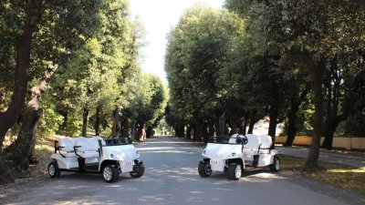 Подариха на папата два нови електромобила