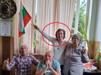 Само в Lupa.bg: Бабичката, танцуваща върху знамето на ЕС, е преподавател в СУ (ХИТ ВИДЕО)