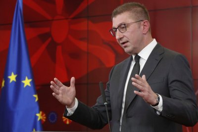 Мицкоски повтаря като папагал: Език и идентичност
