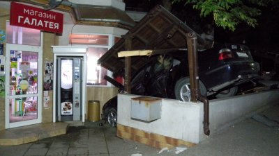 19-годишен уби трима на място, след като се вряза в заведение!