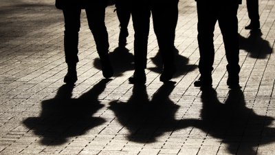 Повдигнаха обвинение на маскираните младежи, нападнали хора на площад "Славейков"