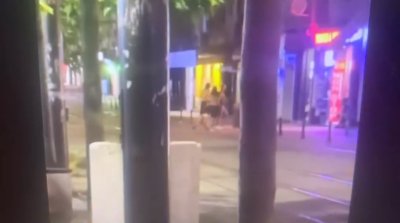 ШОК ВИДЕО: Непълнолетни изроди пребиват човек на пл. "Славейков"