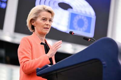 Евродепутатите атакуваха Фон дер Лайен, но няма да подкрепят вота срещу нея