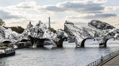 Вдъхновен от Кристо, артистът JR "потапя" парижкия мост „Пон Ньоф“
