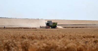 Мъж пострада при пожар в комбайн и житен блок край Варна