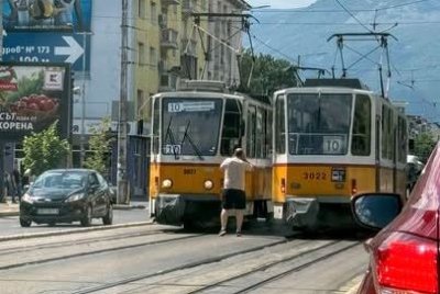 Трамвай блъсна пешеходец на ключов столичен булевард (СНИМКА)