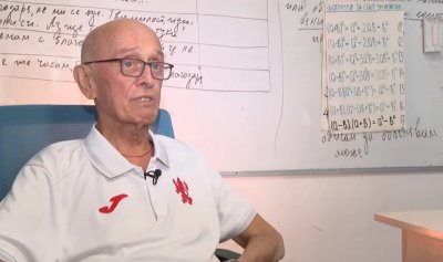 Ученици спасиха учителя си по математика, един от тях му стана и донор