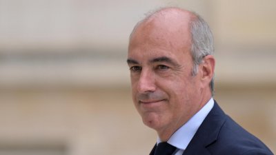 Френски депутат беше намерен обесен