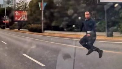 Плашещо видео от центъра на София показва неизвестен млад мъж