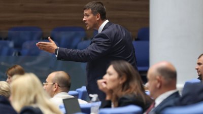 Депутати се накараха на Ивелин Михайлов
