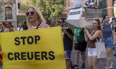 Ех, мъка: Испанците се отказват от морето - скъпо им е