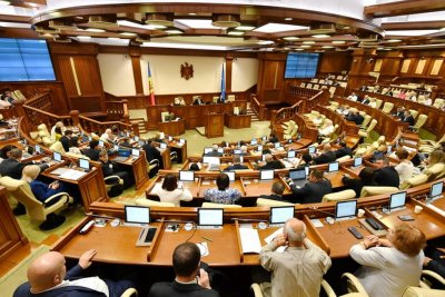 УНСС предупреди 15 студенти за отстраняване, ползвали телефони на изпит 