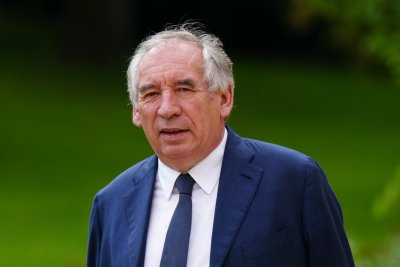 КРИЗА: Френското правителство иска да махне два празника, за да върже бюджета