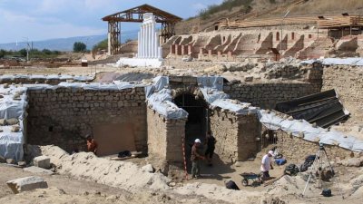 Важно откритие в Хераклея Синтика! Надгробна плоча променя историята