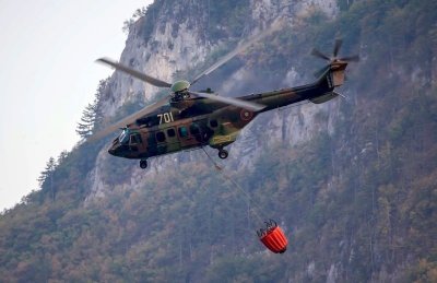 Военен хеликоптер гаси пожара до Рилския манастир