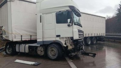 Аварирал камион затвори АМ "Хемус" в посока Варна