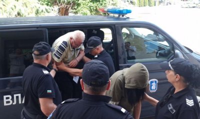 Пуснаха под гаранция обвиняемите за нелегалната фабрика за цигари в Хасковско